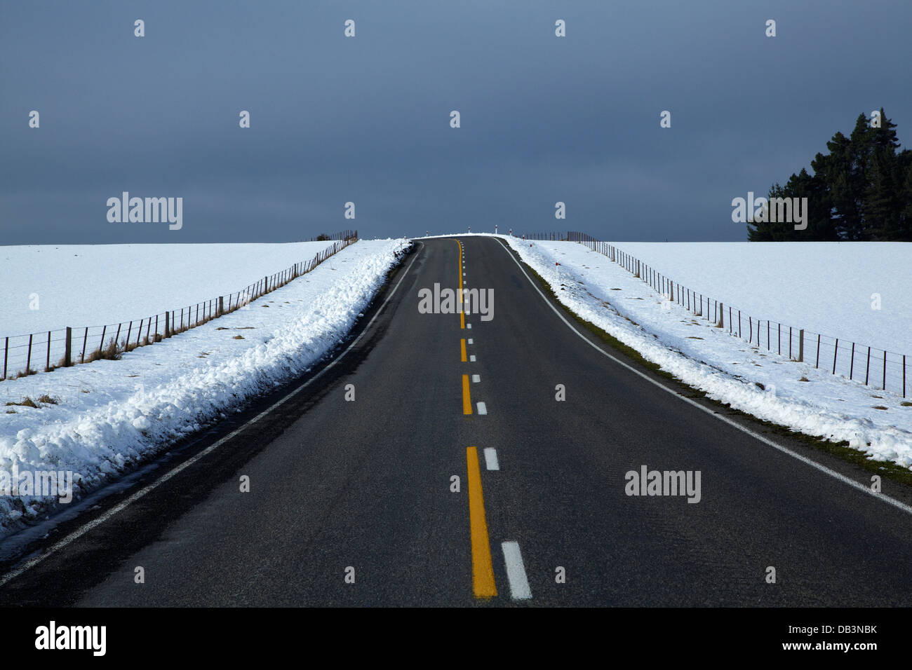 State Highway 87 im Winter (Dunedin - Middlemarch Road), Strath Taieri, Otago, Südinsel, Neuseeland Stockfoto