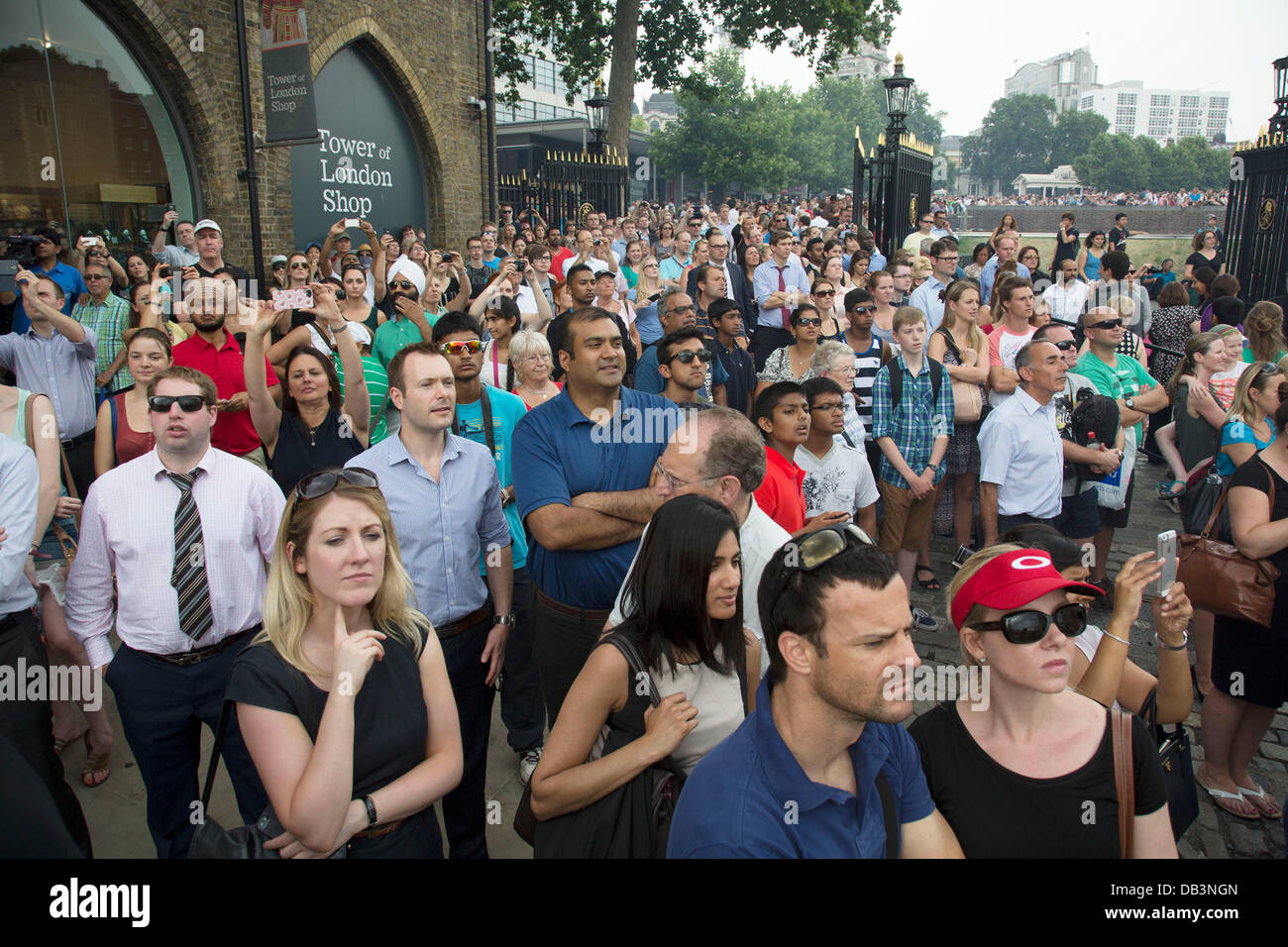 London, UK. Dienstag, 23. Juli 2013. Öffentlichkeit und die Touristen sehen die 62 Salutschüsse am Tower of London, anlässlich die Geburt des Herzogs und der Herzogin von Cambridge Sohn. Dreharbeiten für den Fall auf ihren Smartphones und Kameras. Bildnachweis: Michael Kemp/Alamy Live-Nachrichten Stockfoto