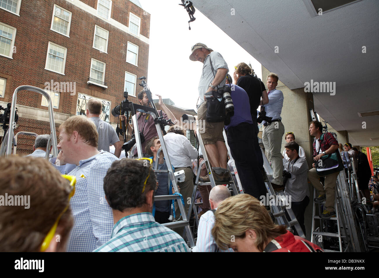 London, UK. 23. Juli 2013. Presse warten außerhalb der Lindo Flügel des Saint Marys Hospital. Dienstag, 23. Juli 2013 Credit: Sam Barnes/Alamy Live-Nachrichten Stockfoto