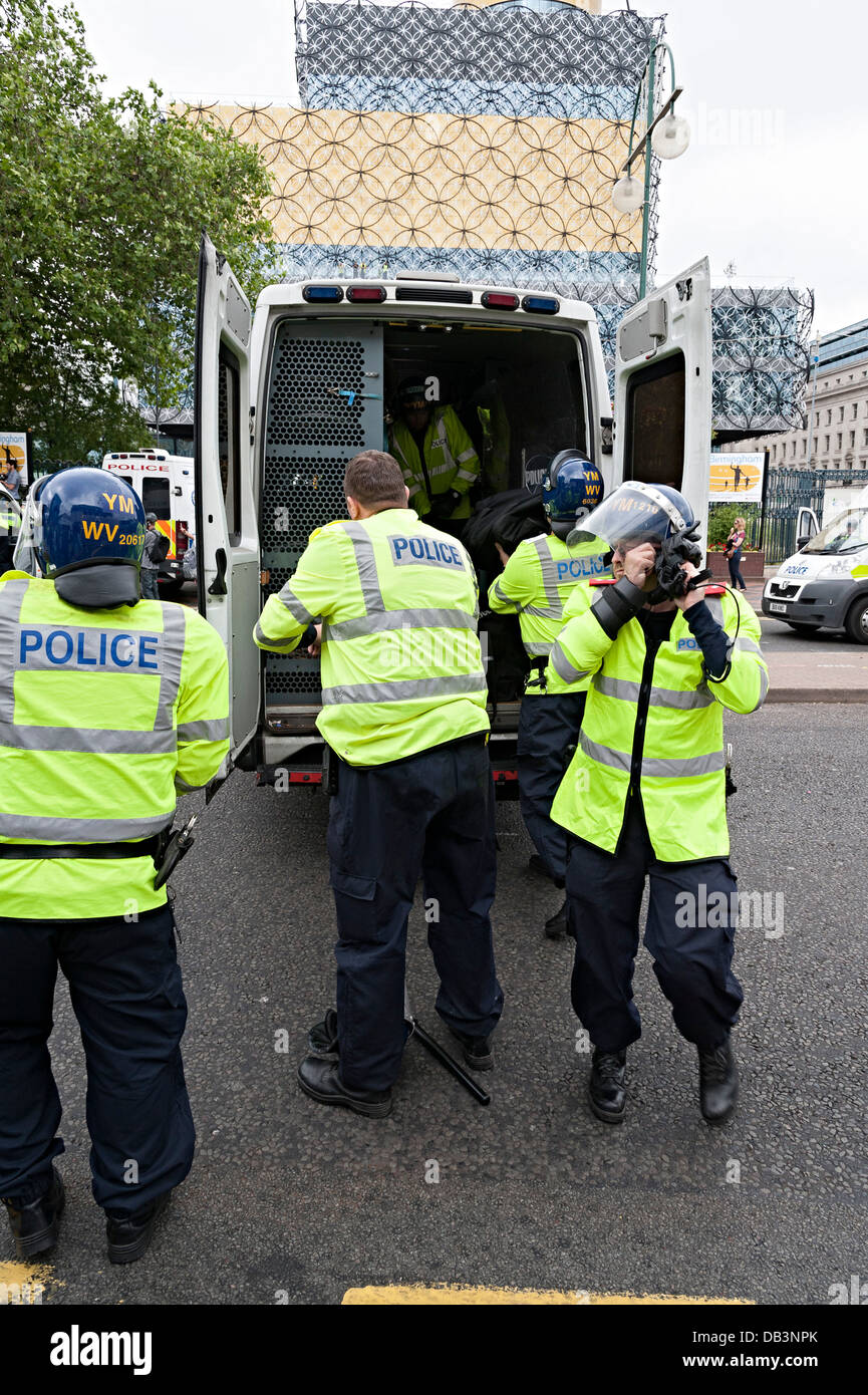 English Defence League Edl protestieren Birmingham 20. Juli 2013 riot Polizei bereit zu Stockfoto