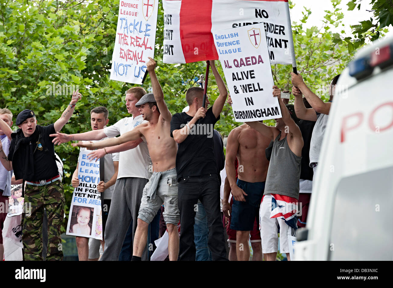 EDL protestieren Birmingham 20. Juli 2013 Flagge winken zusätzlich eine Bushaltestelle Stockfoto