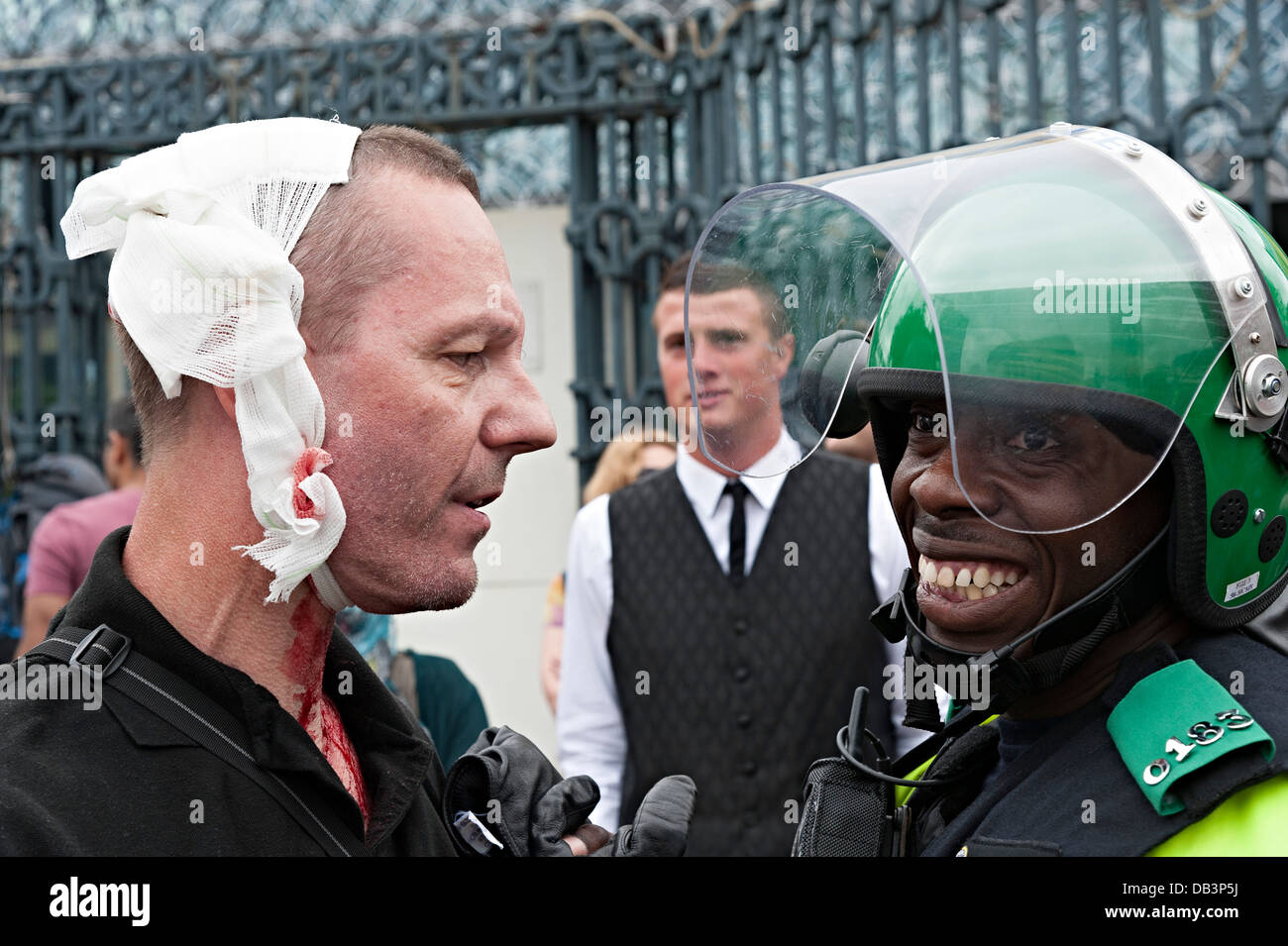 English Defence League Edl protestieren Birmingham 20. Juli 2013 verletzten Eld Demonstrant von schwarzen Polizisten behandelt wird Stockfoto