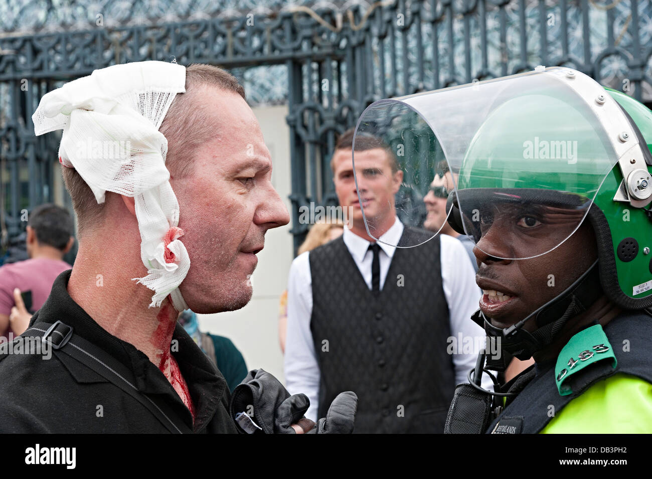 English Defence League Edl protestieren Birmingham 20. Juli 2013 verletzten Eld Demonstrant von schwarzen Polizisten behandelt wird Stockfoto