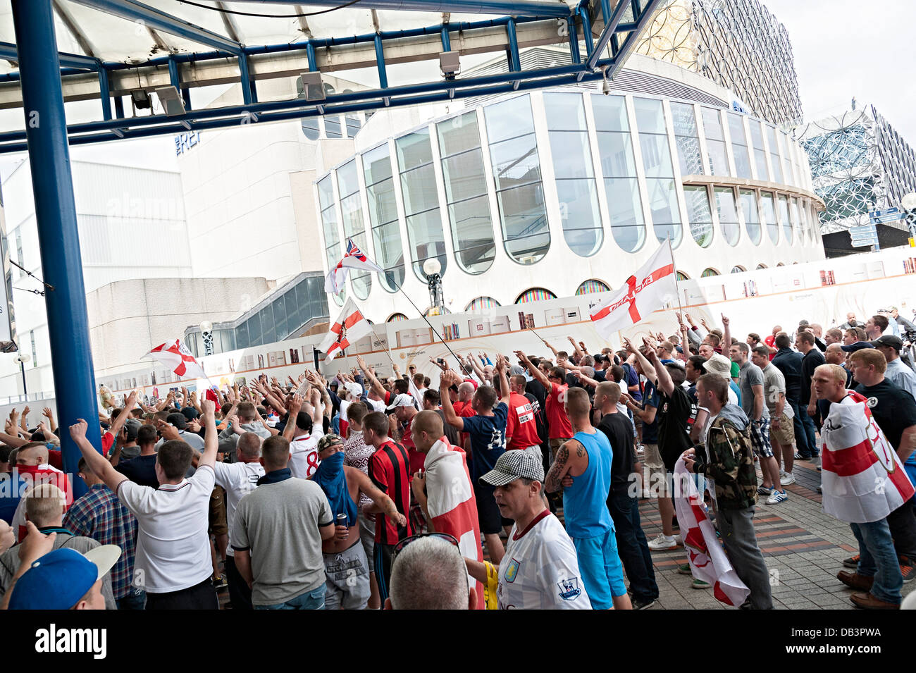 EDL protestieren Birmingham 20. Juli 2013 hängt in der Luft mit Fahnen hochhalten Stockfoto