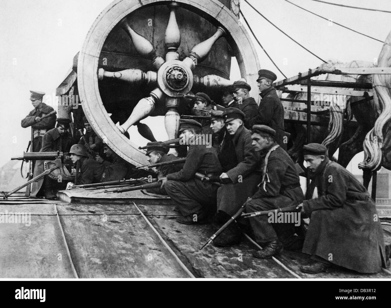 Geographie / Reisen, Deutschland, Politik, Revolution von 1918 / 1919, Spartacus Aufstand, Regierungskräfte, Brandenburger Tor, Berlin, Entrench, Eingraben, Maschinengewehr 08/15, Soldaten, Soldat, Preußen, Quadriga, Mitteldeutschland, Deutschland, Mitteleuropa, Europa, Politik, Politik, Revolution, Revolutionen, Aufstand, Rebellion, Aufstände, Aufstände, Aufstände, Aufstände, Aufstände, Revolten, Regierungskräfte, historische Truppen, Tore, Tore, Tore, Historisch, Mann, Männer, männlich, 20. Jahrhundert, Menschen, 1910er, Zusatz-Rechte-Clearences-nicht vorhanden Stockfoto