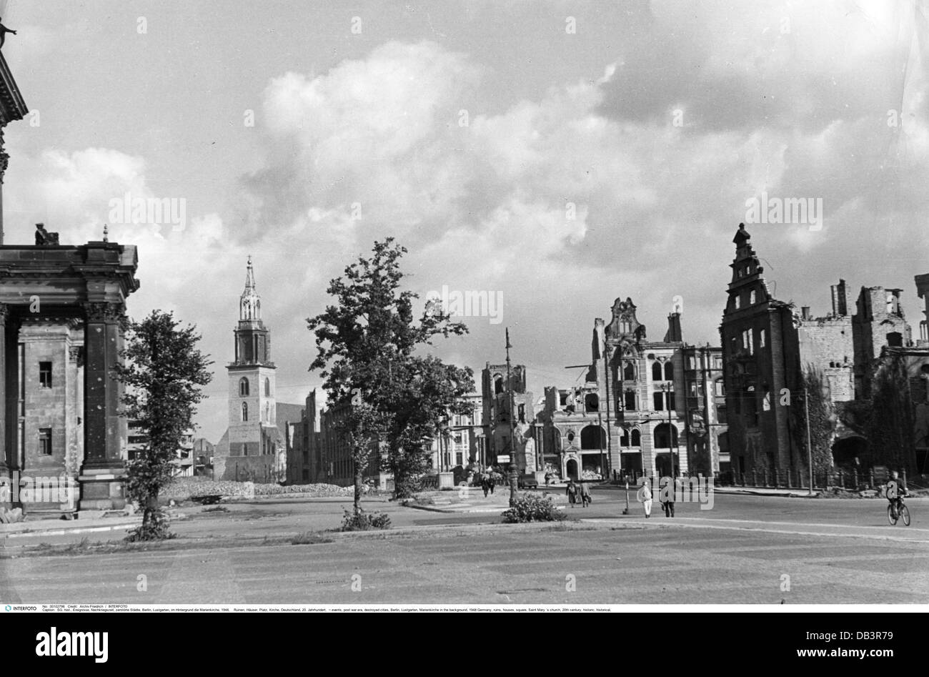 Ereignisse, Nachkriegszeit, zerstörte Städte, Berlin, Lustgarten, Marienkirche im Hintergrund, 1948 Deutschland, Ruinen, Häuser, Platz, Marienkirche, 20. Jahrhundert, historisch, historisch, Menschen, 1940er Jahre, Zusatz-Rechte-Clearences-nicht vorhanden Stockfoto