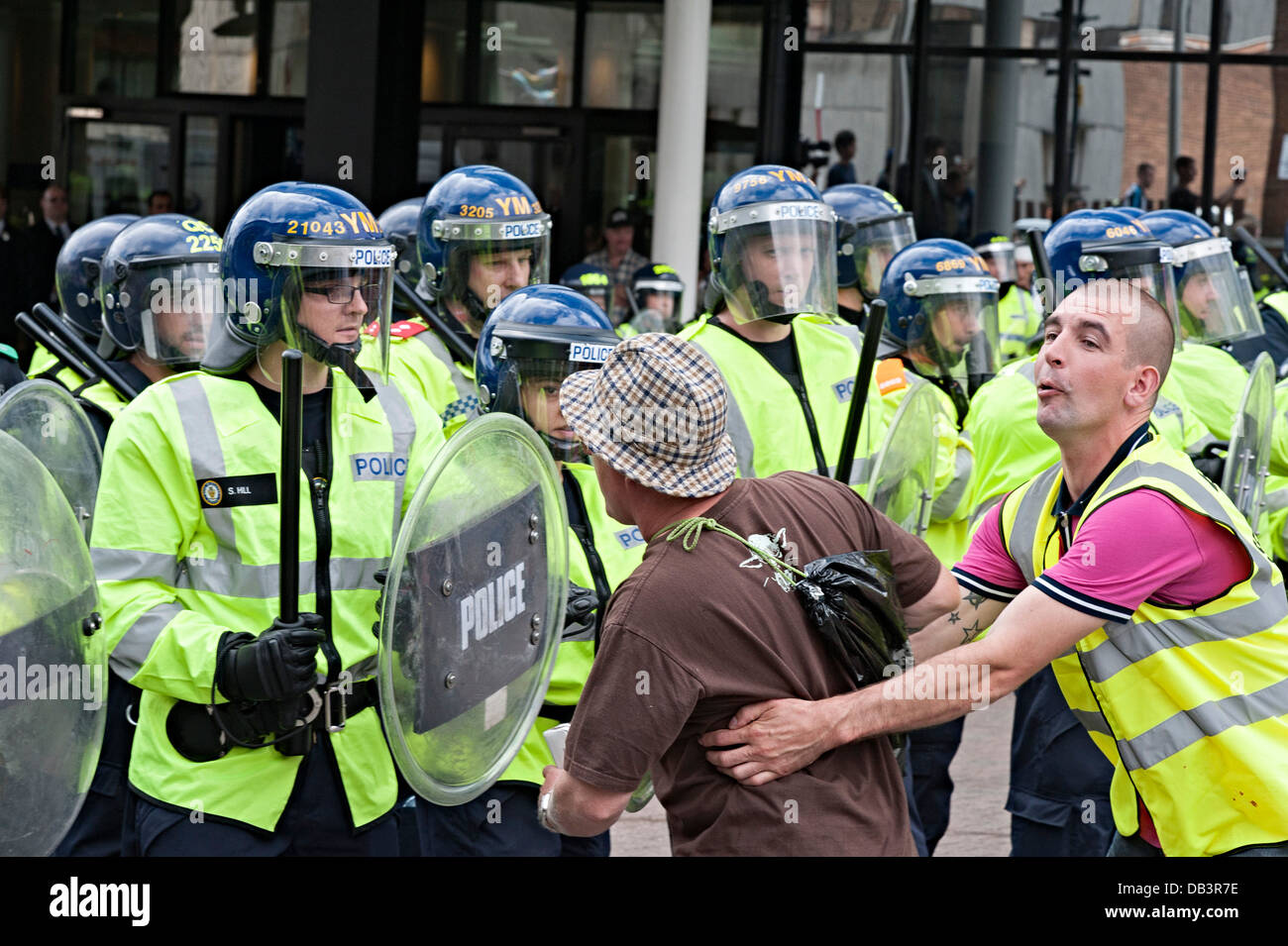 English Defence League Edl protestieren Birmingham 20. Juli 2013 Edl konfrontieren Riot Polizeilinien Stockfoto