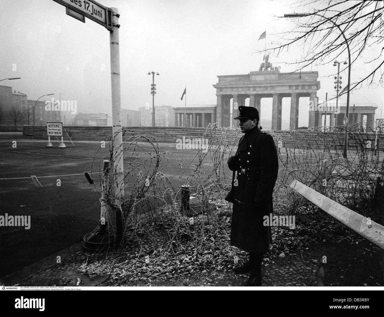 Geographie / Reisen, Deutschland, Berlin, Mauer, Wachdienst der West-Berliner Polizei am Brandenburger Tor, 1968, Additional-Rights-Clearences-not available Stockfoto