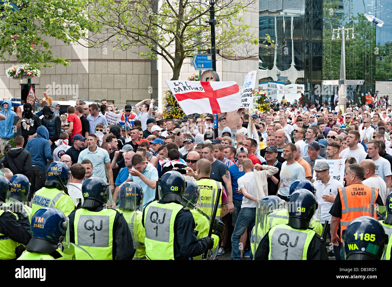 English Defence League Edl protestieren Birmingham 20. Juli 2013 Edl konfrontieren Riot Polizeilinien Stockfoto