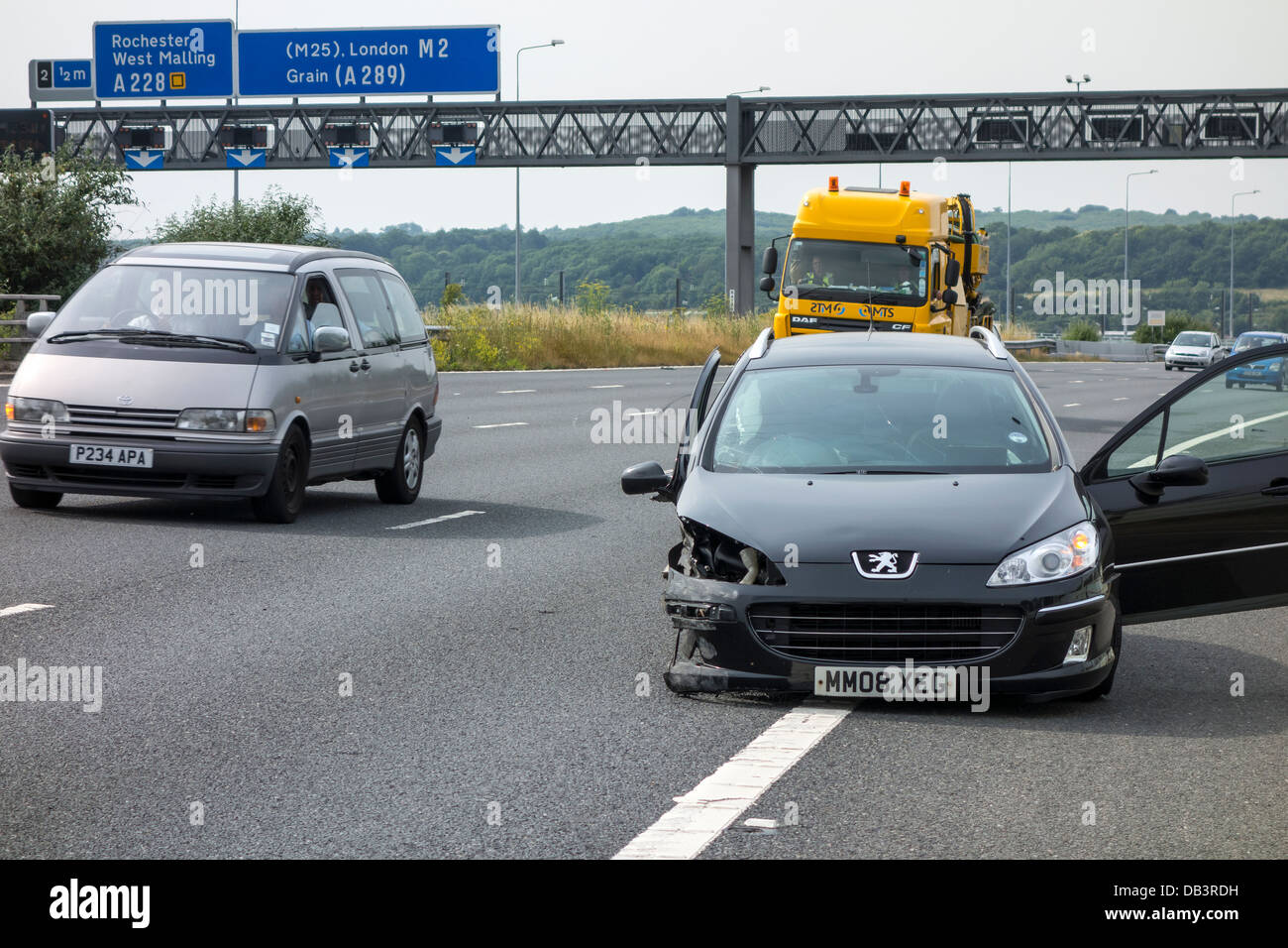 Autobahn Unfall-High-Speed-Punktion. Kollision mit Mittelstreifen Barriere. Stockfoto