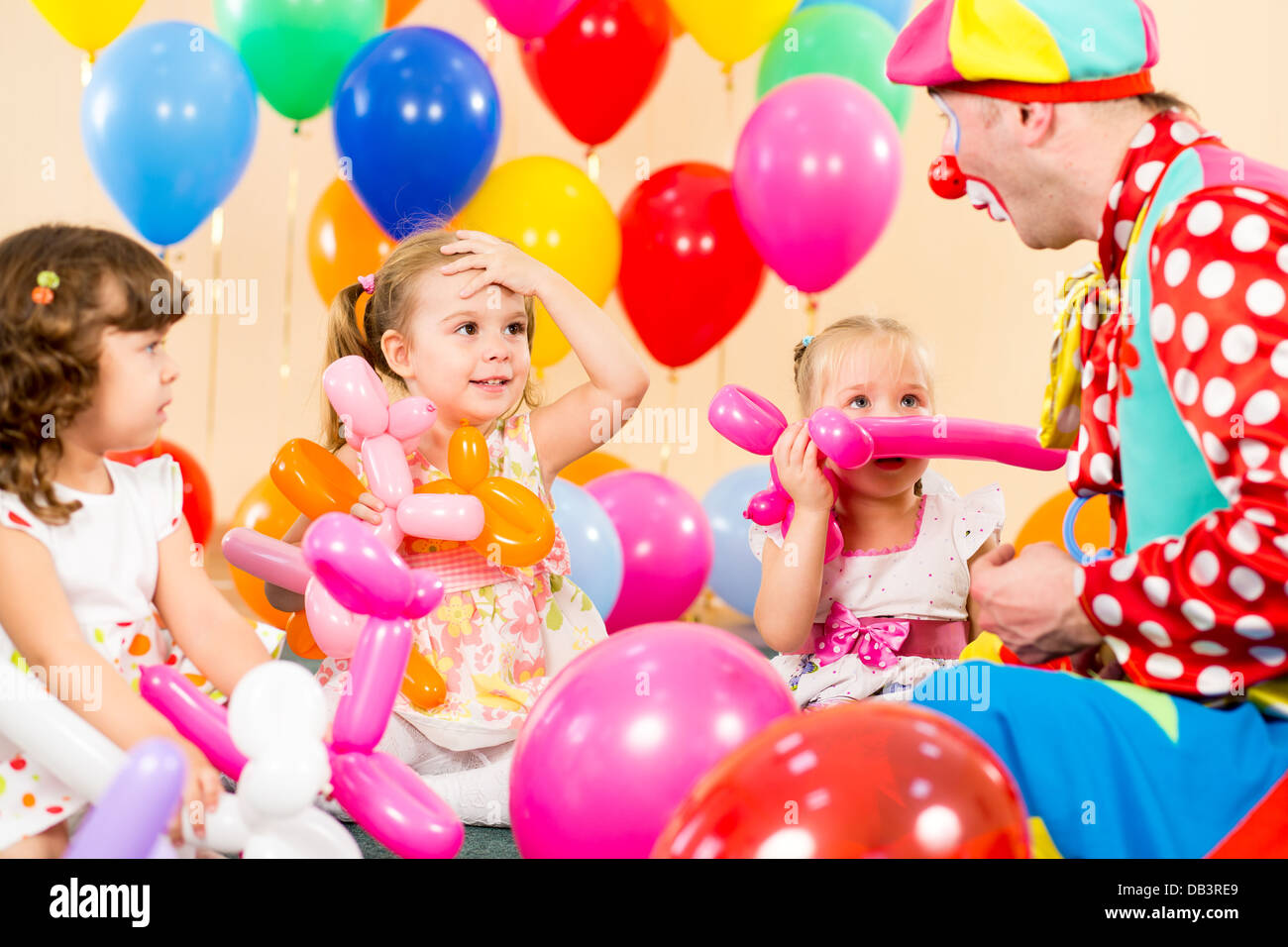 Kids-Gruppe und Clown Geburtstagsparty Stockfoto