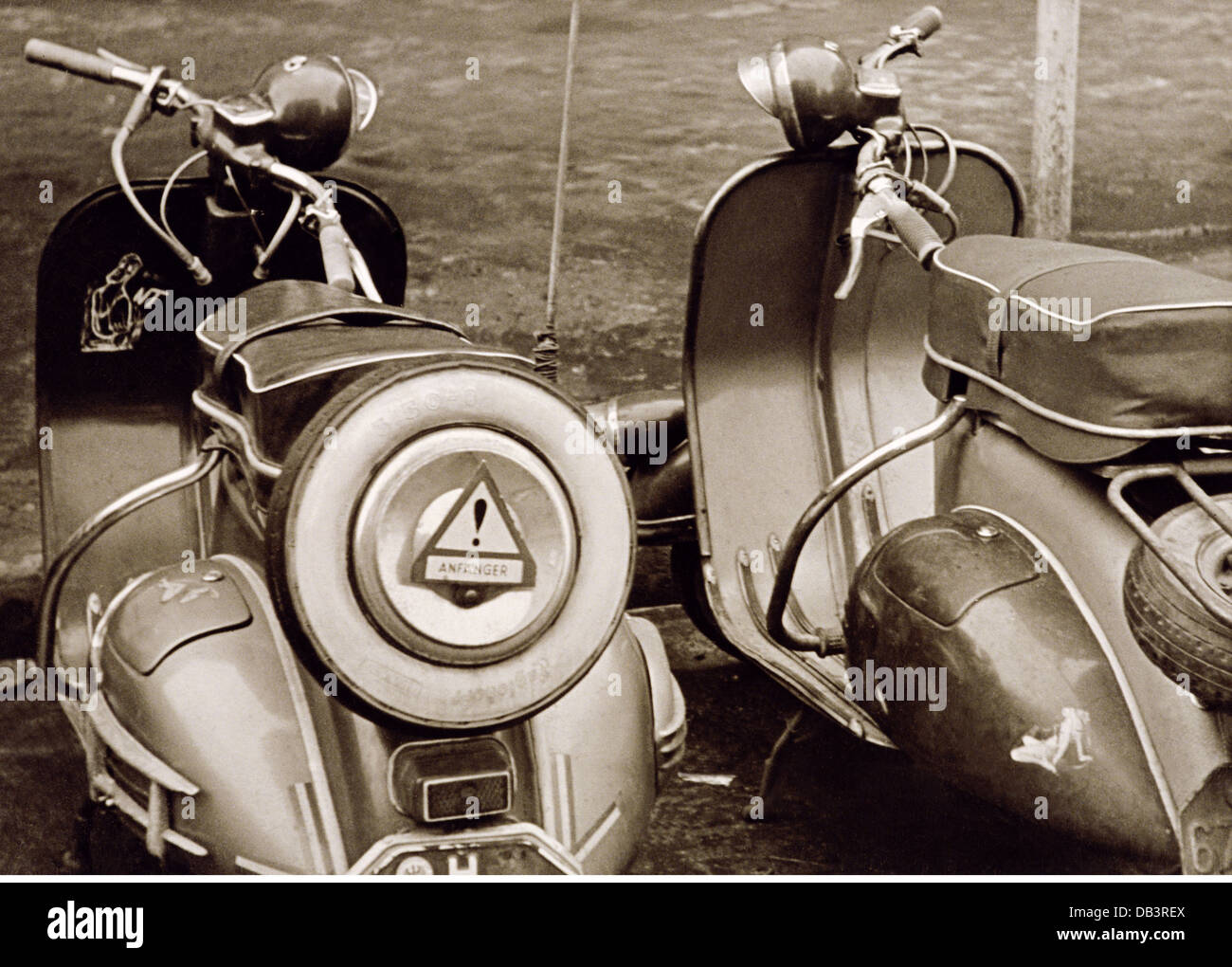 vespa-motor-scooter-1950s-fotos-und-bildmaterial-in-hoher-aufl-sung
