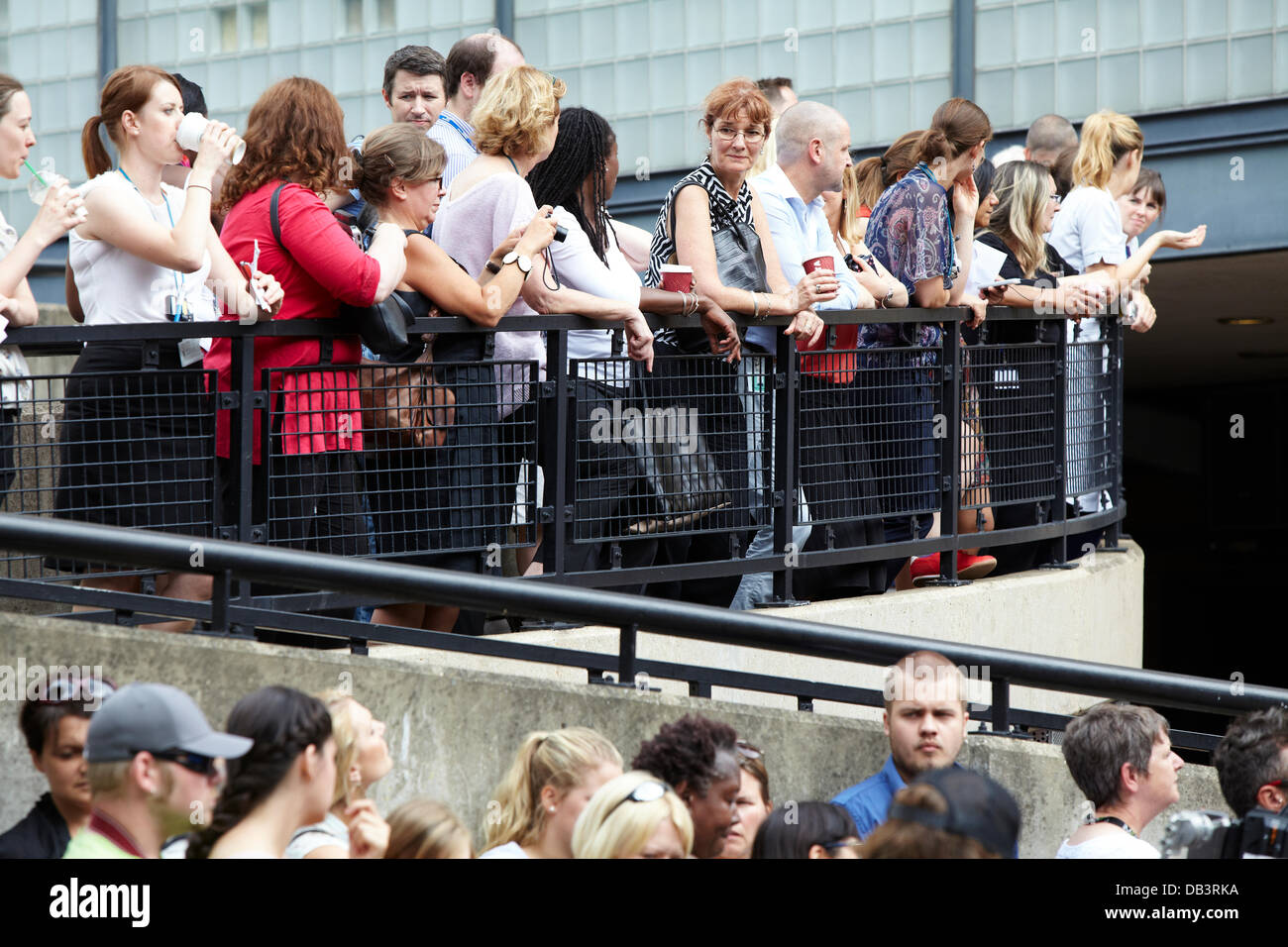 London, UK. 23. Juli 2013. Leute warten außerhalb der Lindo Flügel des St. Marys Hospital Paddington, ein Gimpse des königlichen Babys fangen. Dienstag, 23. Juli 2013 Credit: Sam Barnes/Alamy Live-Nachrichten Stockfoto