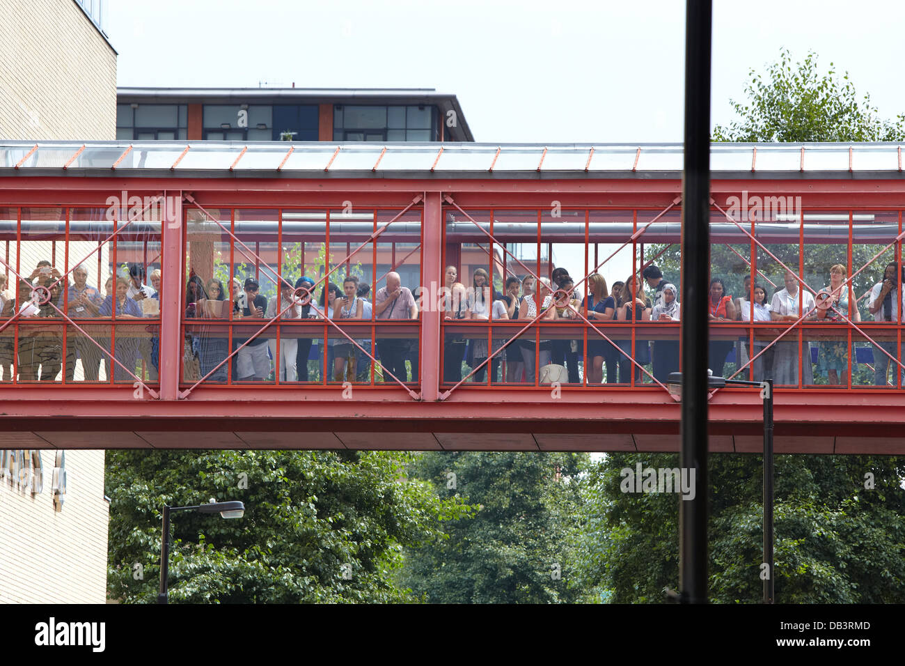 London, UK. 23. Juli 2013. Menschen warten in Gang, ein Gimpse des königlichen Babys zu fangen.  St. Marien Hospital, Paddington. Dienstag, 23. Juli 2013 Credit: Sam Barnes/Alamy Live-Nachrichten Stockfoto