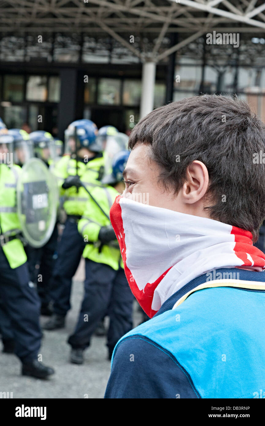 EDL protestieren Birmingham 20. Juli 2013 St Georges kennzeichnen, um jungen Gesicht Stockfoto