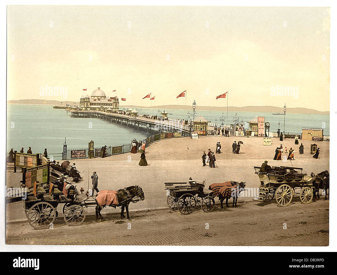 Der West End Pier in Morecambe, England, ist ein viktorianischer Pier mit malerischem Blick auf das Meer. Es ist ein wichtiges Wahrzeichen sowohl für den Tourismus als auch für die lokale Geschichte und repräsentiert die Popularität der Badeorte im 19. Jahrhundert. Stockfoto