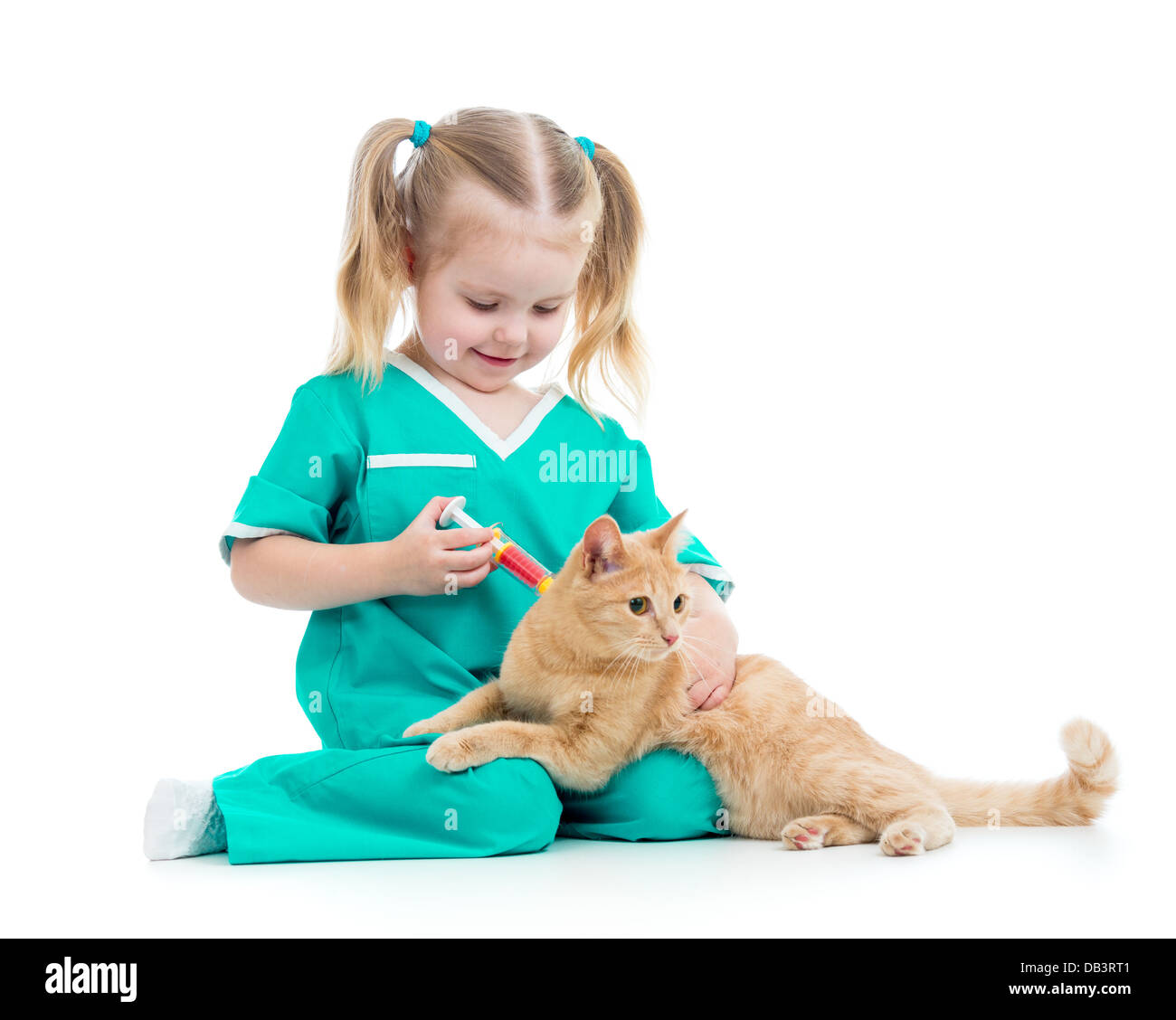 Kind Mädchen spielen Arzt mit Katze isoliert Stockfoto