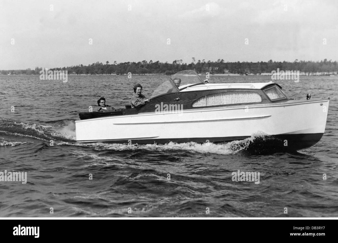 Freizeit, Wassersport, Familienausflug im Kajütboot 'Nixe', Wannsee, um 1956, Zusatzrechte-Abferungsfahrten-nicht möglich Stockfoto