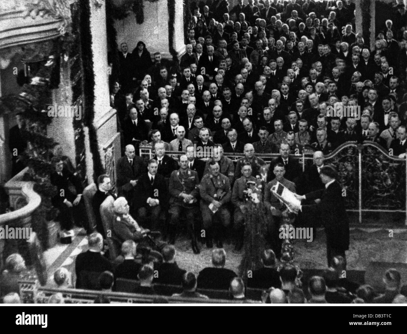 Nationalsozialismus, Politik, 'Tag von Potsdam', Kanzler Adolf Hitler hält eine Rede vor Präsident Paul von Hindenburg, Garnisonskirche, 21.3.1933, Zusatzrechte-Clearences-nicht vorhanden Stockfoto