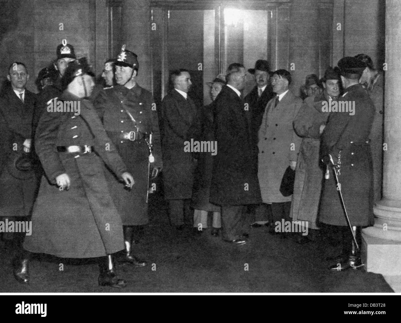 Reichstagsbrand, Berlin, 27.2.1933, Reichskanzler Adolf Hitler, Reichstagsvorsitzender Hermann Göring und Prinz August Wilhelm von Preußen in der Lobby, 28.2.1933, Polizei, Politik, Reichstag, Flammen, Brandstiftung, Brandstiftung, Brandstiftung, Katastrophe, Katastrophen, Katastrophen, Menschen, Gruppe, Gruppen, Deutschland, Deutsches Reich, Drittes Reich, 1930er, 30er, 30er, 30er, 30er, 30er, 30er, 30er, 30er, 20th Century, historisch, historisch, Zusatzrechte-Clearences-nicht vorhanden Stockfoto