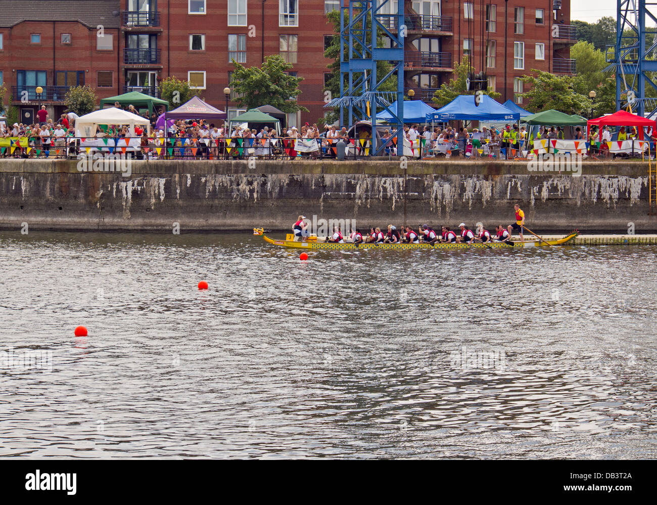 Drachenboot-Rennen in Preston Flussufer Festival 2013 Stockfoto