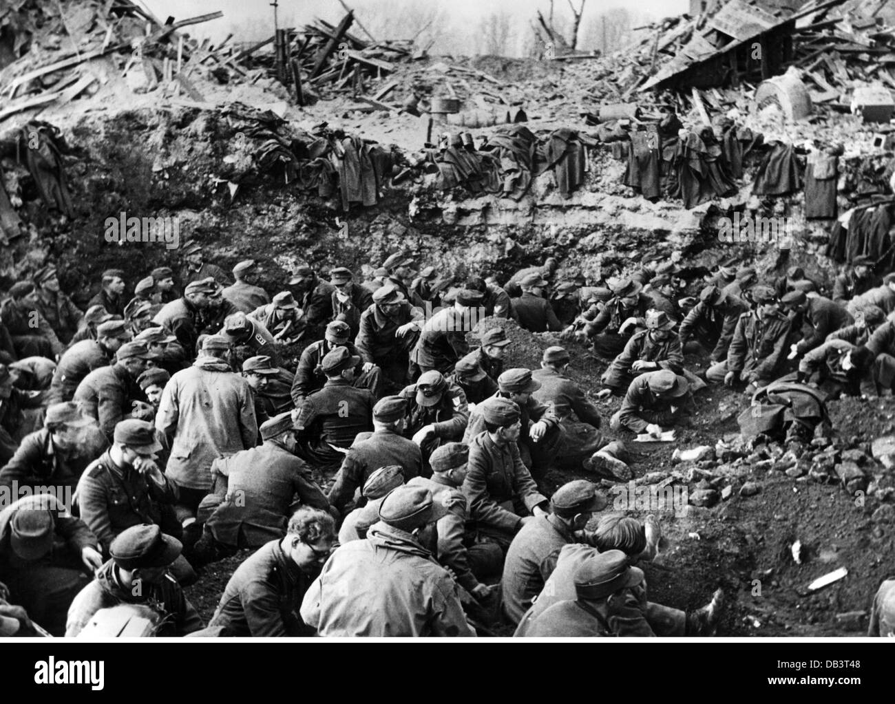Ereignisse, 2. Weltkrieg, Deutschland, deutsche Gefangene, von den Briten gefangen genommen, in einem Gefangenenlager, Nordrheinland, März 1945, zusätzliche-Rechte-Clearences-nicht vorhanden Stockfoto