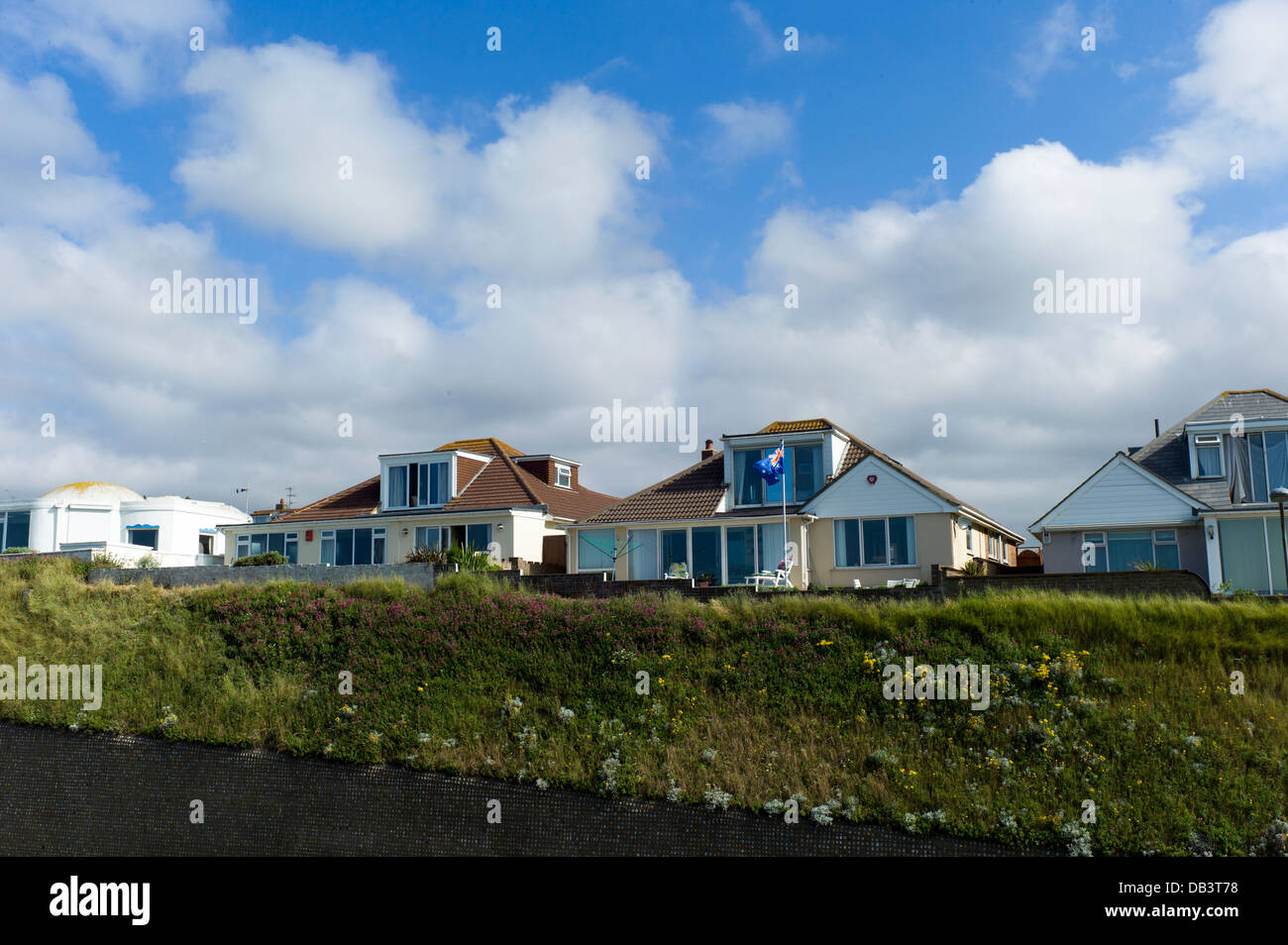 Am Meer-Bungalows mit Fahne, Saltdean, Brighton, UK Stockfoto