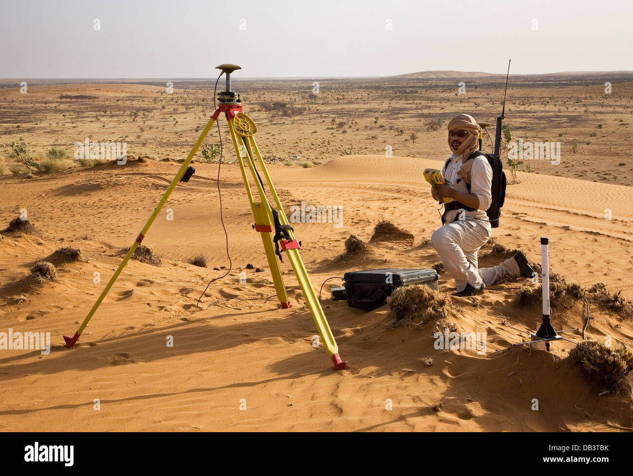 Malische Geologe Programmierung Quelle Basisstation von Rover GPS Vermessung Einheit vor seismischen Öl-Exploration-Studie in NE Mali Stockfoto