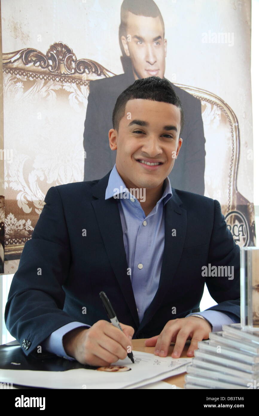 X-Factor star Jahmene Douglas Debüt Album "Liebe ist nie fehl' Unterzeichnung, Asda Sheffield, UK Stockfoto