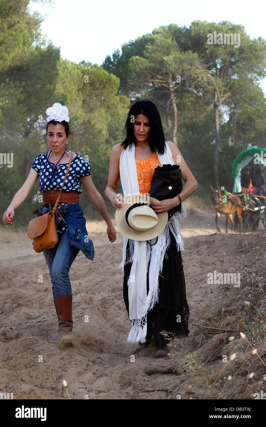 Weibliche katholische Pilger Reisen durch den Donana-Park in El Rocio in Spanien Stockfoto
