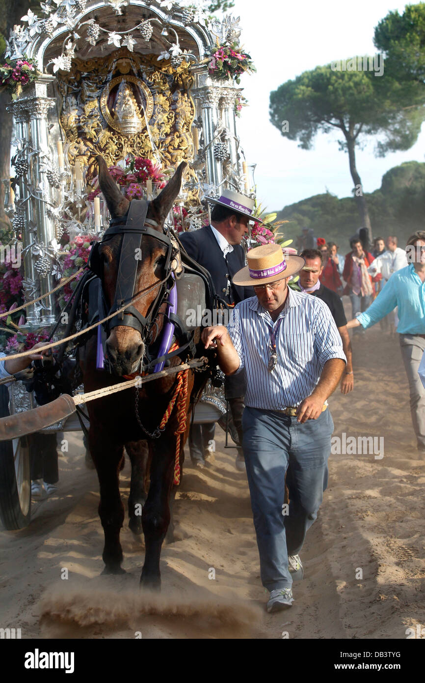 Katholische Pilger machen die jährliche Wallfahrt nach El Rocio durch den Donana Nationalpark in Spanien Stockfoto