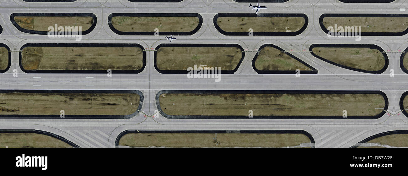Luftbild Landebahn und Rollbahnen Stockfoto