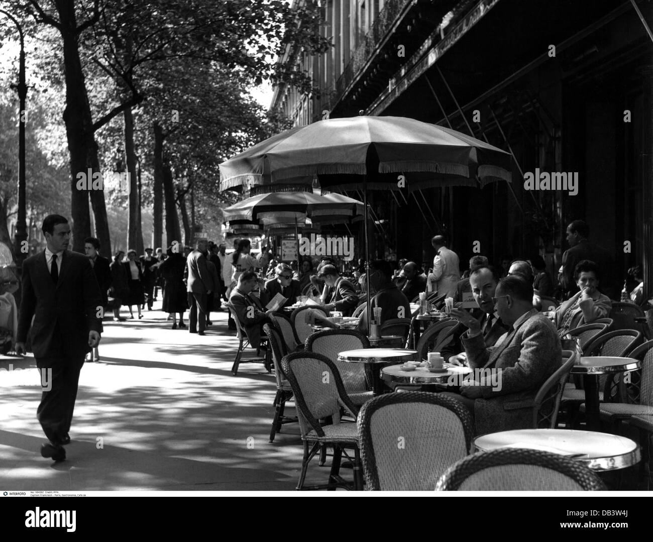 Geographie / Reisen, Frankreich, Paris, Gastronomie, 'Cafe de la Paix', Boulevard de Capucine, Blick auf die Gäste, Außenansicht, 1950er Jahre, zusätzliche Rechte-Clearences-nicht vorhanden Stockfoto