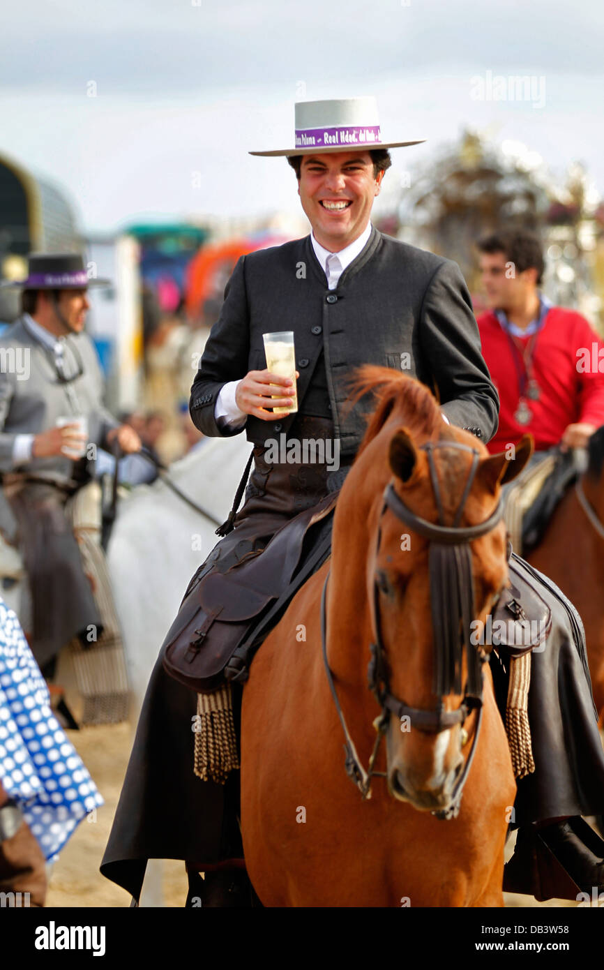 Reiter in Andalusien Spanien machen die jährliche katholischen Wallfahrt zum Heiligtum von El Rocio. Stockfoto