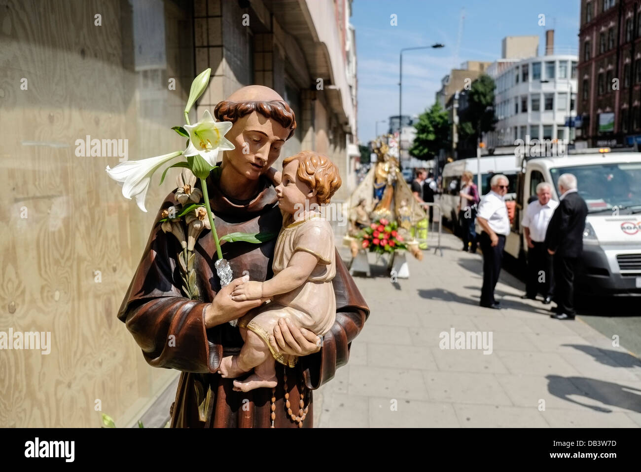 Eine religiöse Holzfigur warten darauf, in der Prozession zu Ehren der Muttergottes von Karmel in London aufgenommen werden. Stockfoto