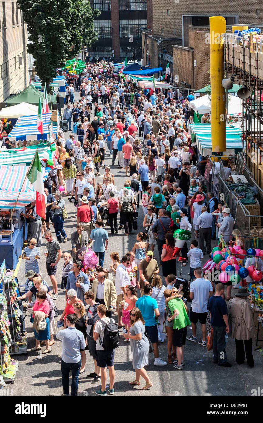 Die Italienische themed Straße Markt feiert die jährliche Prozession zu Ehren Unserer Lieben Frau auf dem Berg Karmel in Clerkenwell, London. Stockfoto