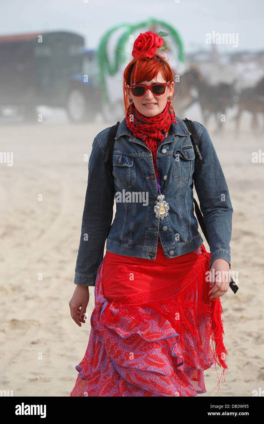 Weibliche katholische Pilger tragen Zigeuner-Flamenco-Stil Kleider Reisen durch den Donana-Park in El Rocio in Spanien Stockfoto