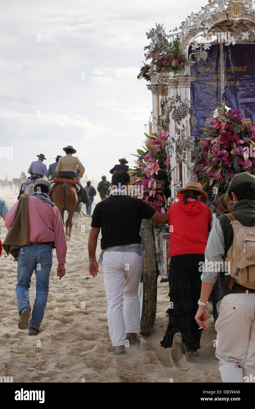 Katholische Pilger machen die jährliche Wallfahrt nach El Rocio durch den Donana Nationalpark in Spanien Stockfoto