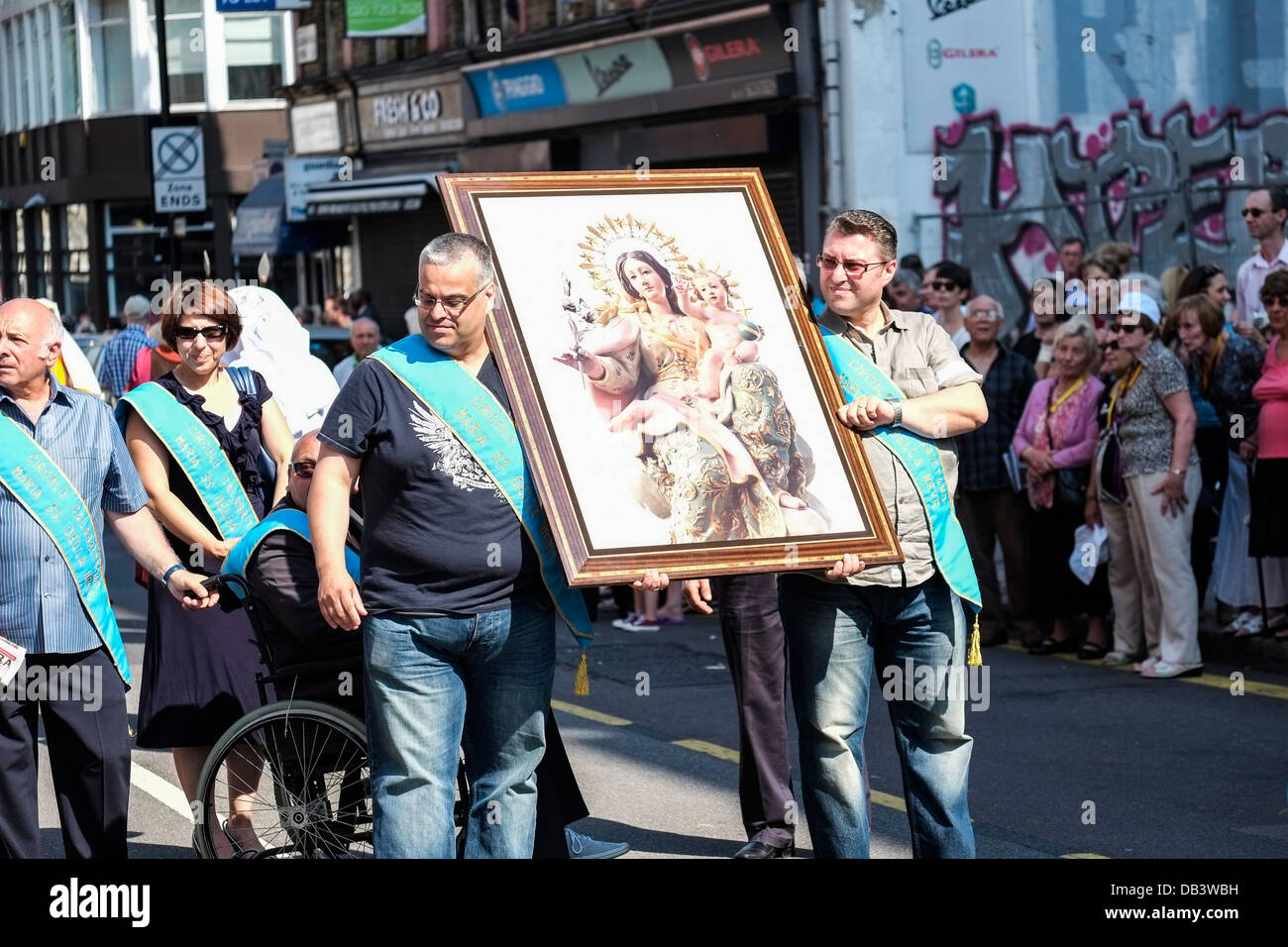 Die Prozession zu Ehren der Muttergottes von Karmel macht es den Weg entlang Clerkenwell Road in London. Stockfoto