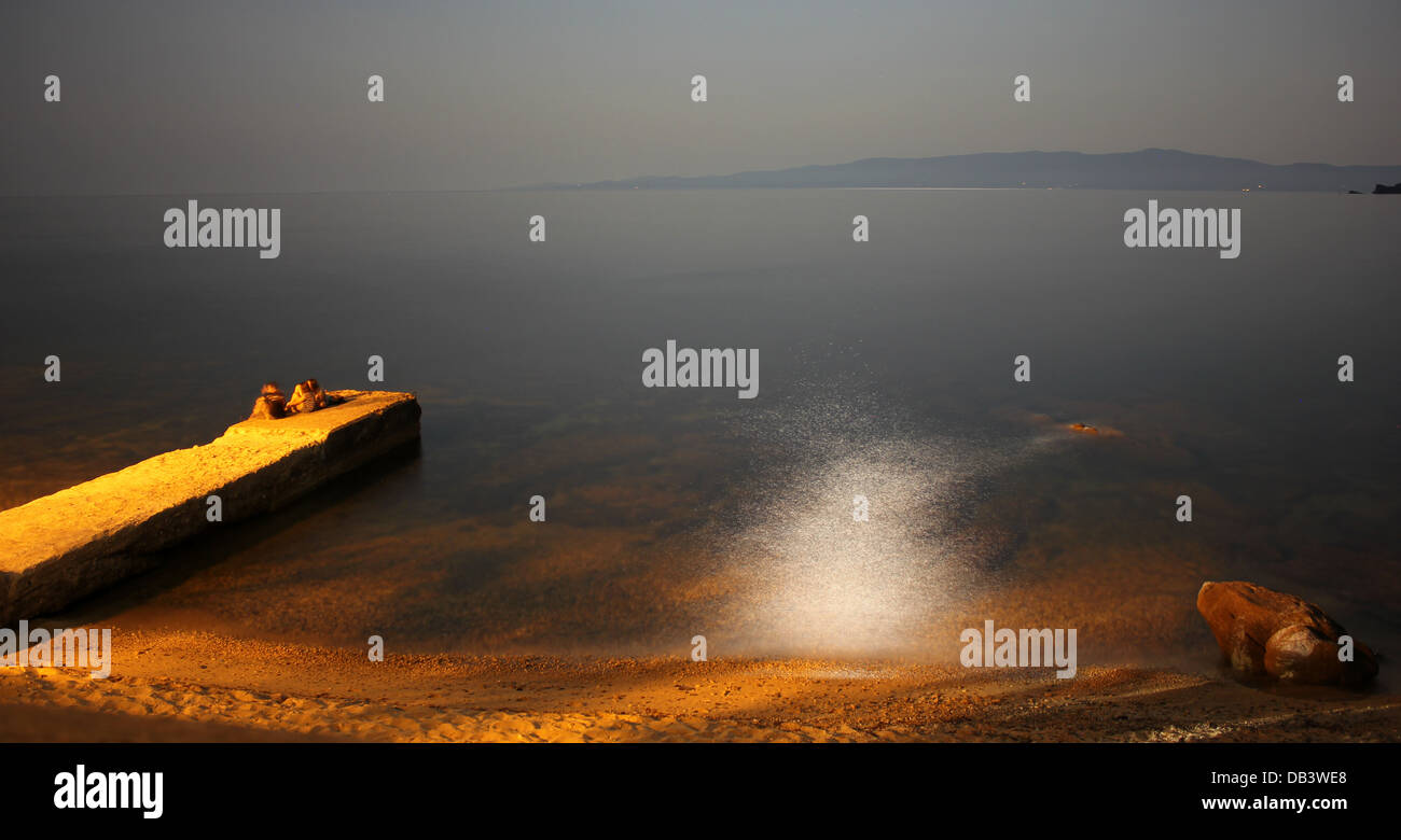 Mondschein-shooting am Strand von Ouranoupolis, Chalkidiki, Griechenland Stockfoto