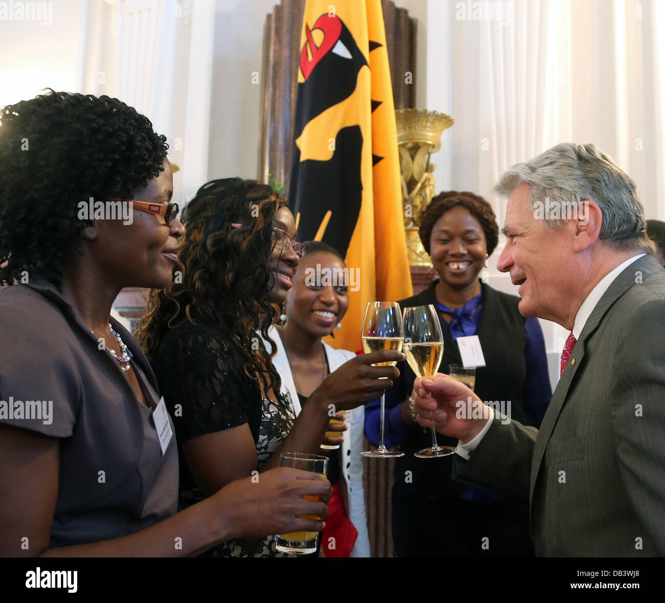 Berlin, Deutschland. 23. Juli 2013. Der deutsche Bundespräsident Joachim Gauck erhält Stipendiatinnen und Stipendiaten aus dem Programm "Afrika Kommt" im Schloss Bellevue in Berlin, Deutschland, 23. Juli 2013. "Afrika Kommt" ist eine Initiative der deutschen Wirtschaft für Future Leaders aus Subsahara-Afrika. Foto: WOLFGANG KUMM/Dpa/Alamy Live News Stockfoto