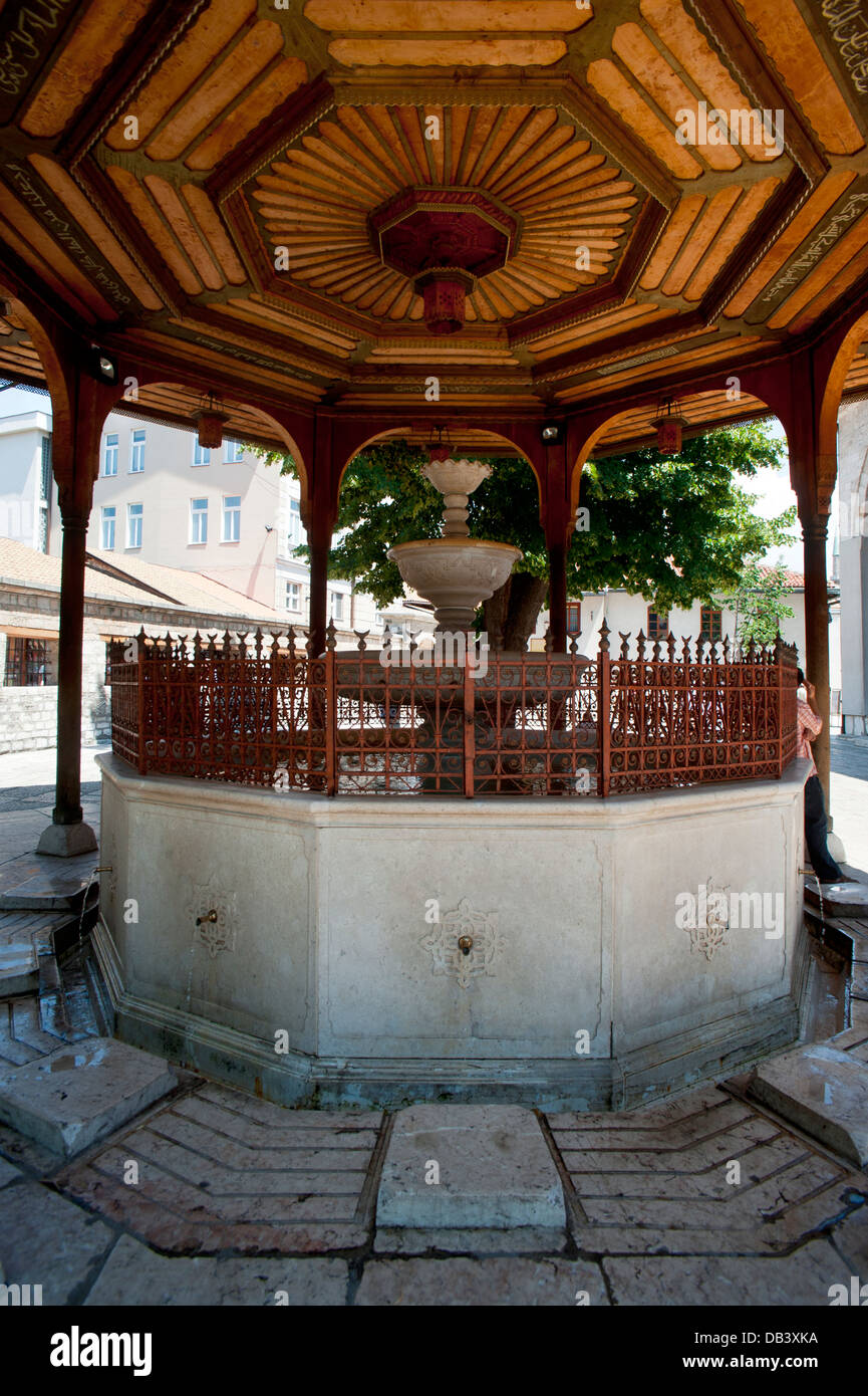 Brunnen am Gazi Husrev - Bey-Moschee, erbaut im Jahre 1537. Sarajevo. Bosnien und Herzegowina. Balkan. Europa. Stockfoto