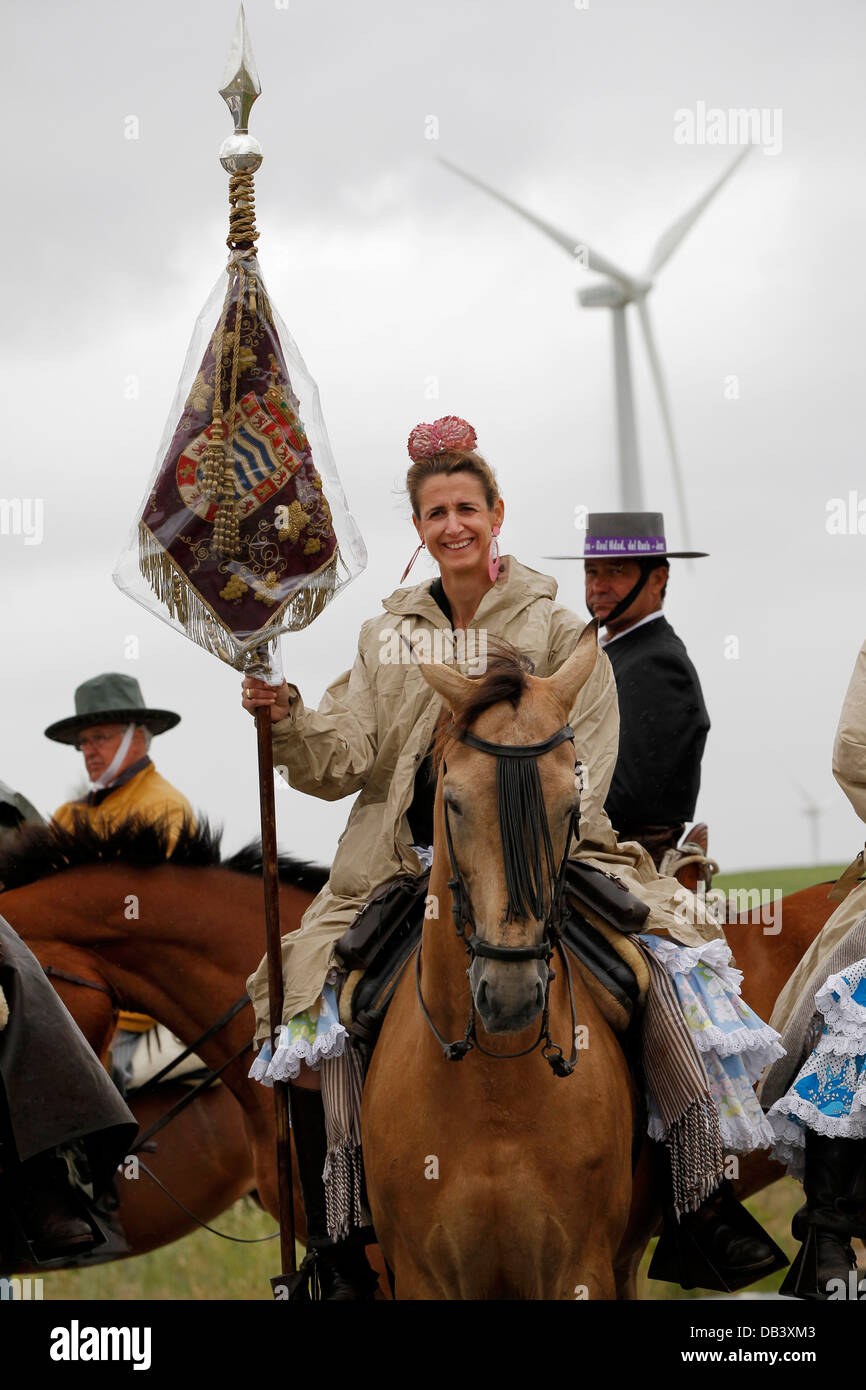 Katholische Pilger auf dem Pferderücken machen die Piligrimage nach El Rocio aus Jerez in Andalusien, Spanien Stockfoto