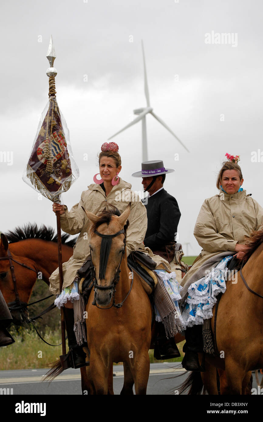 Katholische Pilger auf dem Pferderücken machen die Piligrimage nach El Rocio aus Jerez in Andalusien, Spanien Stockfoto