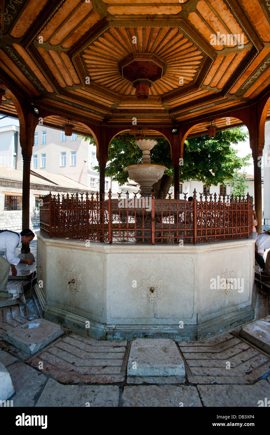 Brunnen am Gazi Husrev - Bey-Moschee, erbaut im Jahre 1537. Sarajevo. Bosnien und Herzegowina. Balkan. Europa. Stockfoto