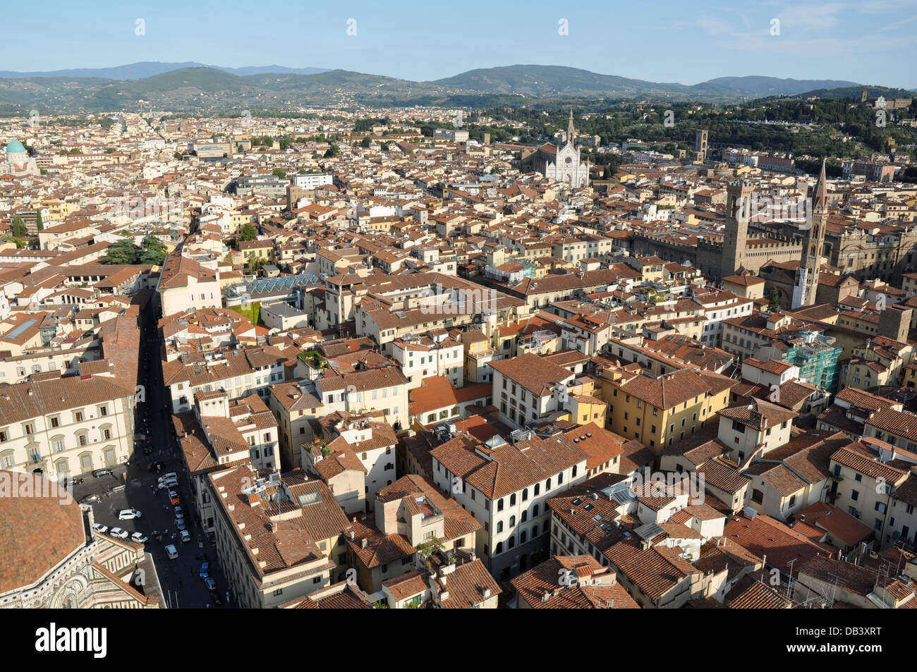Dach-Draufsicht, einschließlich Santa Croce und die Türme (Campanile) des Bargello und Badia, Florenz, Italien, Europa Stockfoto