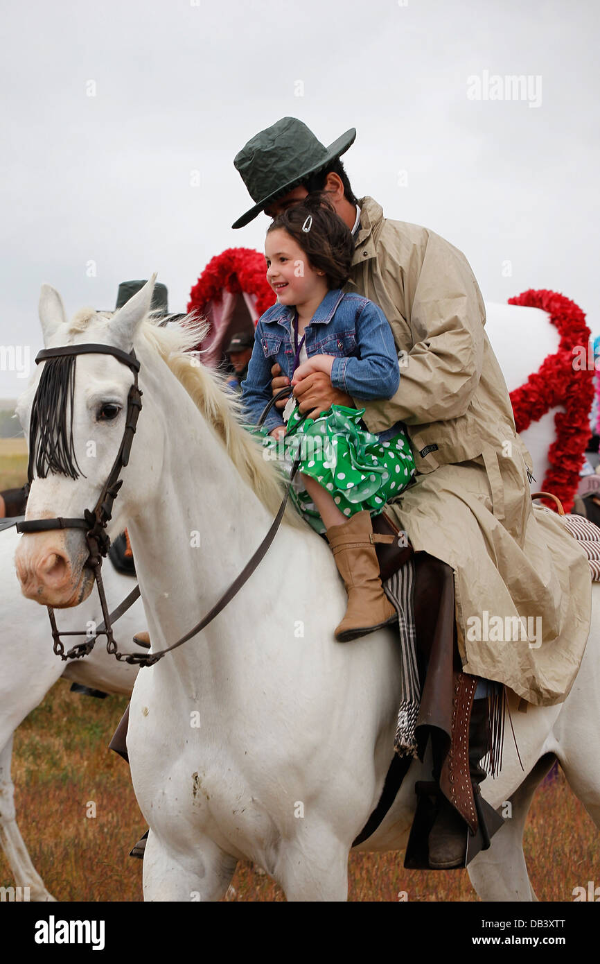 Katholische Pilger auf dem Pferderücken machen die Wallfahrt nach El Rocio aus Jerez in Andalusien, Spanien Stockfoto
