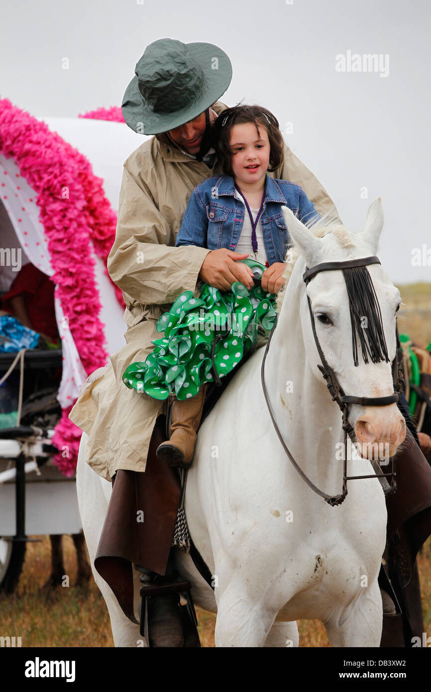 Katholische Pilger auf dem Pferderücken machen die Wallfahrt nach El Rocio aus Jerez in Andalusien, Spanien Stockfoto
