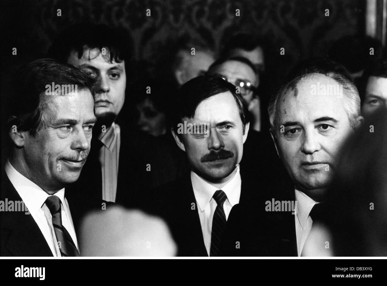 Mikhail Gorbatschow, * 2.3.1931, Sowjetrepolitiker (KPdSU), Gruppenbild, mit Dolmetscher und den tschechischen Politikern Vladimir Dlouhy und Vaclav Havel, 26.11.1990, Moskau, Stockfoto