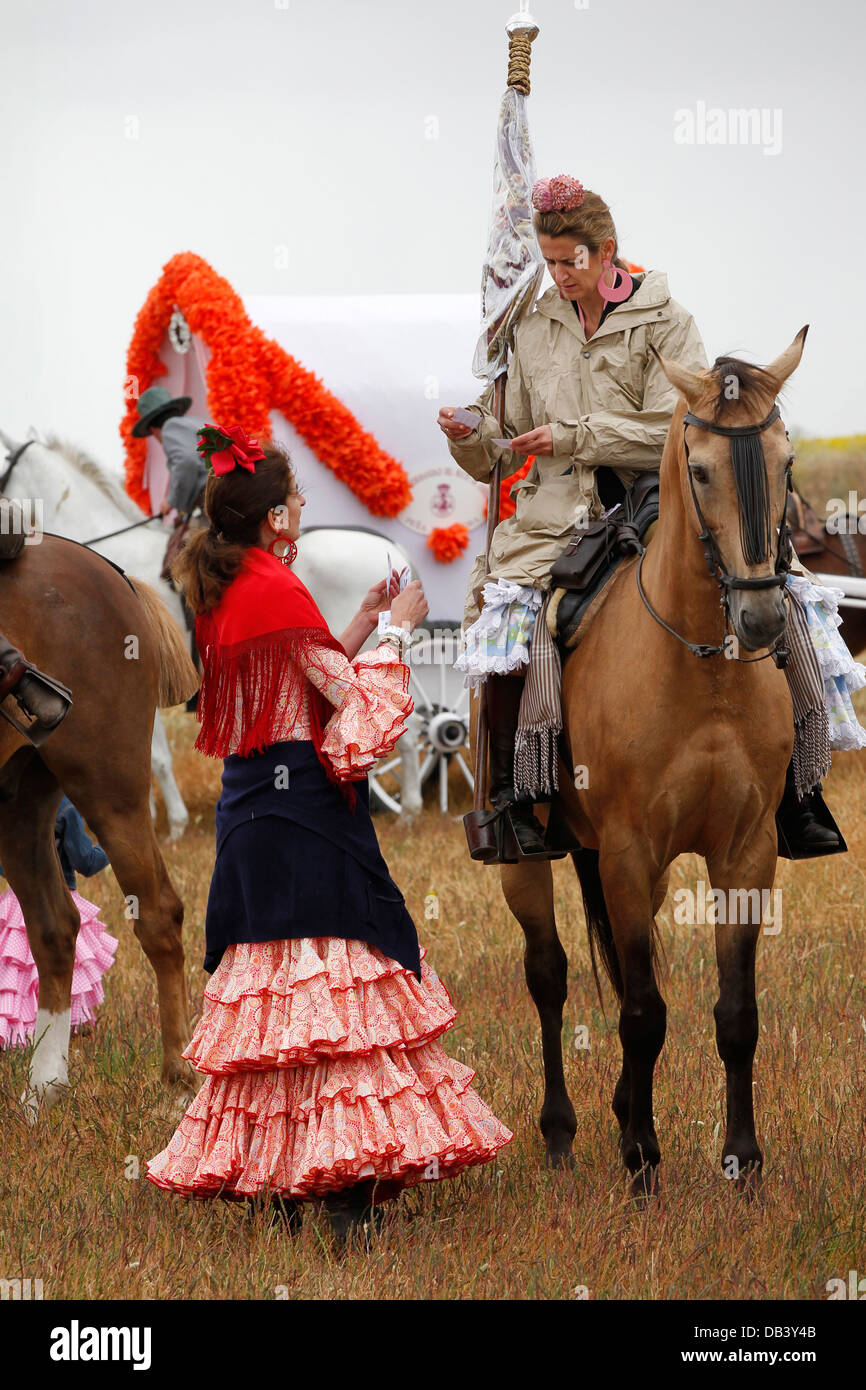 Katholische Pilger auf dem Pferderücken machen die Piligrimage nach El Rocio aus Jerez in Andalusien, Spanien Stockfoto
